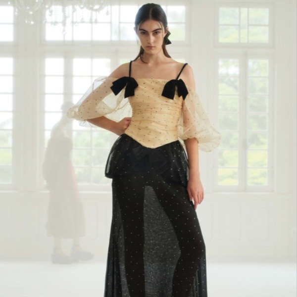 CRIS BARROS lança GRAZIE, manifesto criativo para o inverno 26