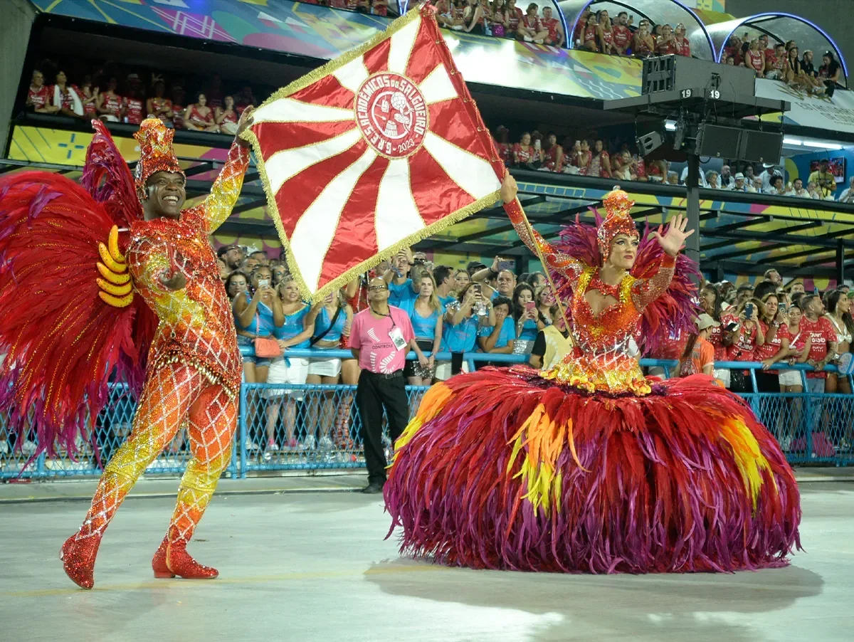 Desfile de escola de samba mostra relação entre o Carnaval e a moda.