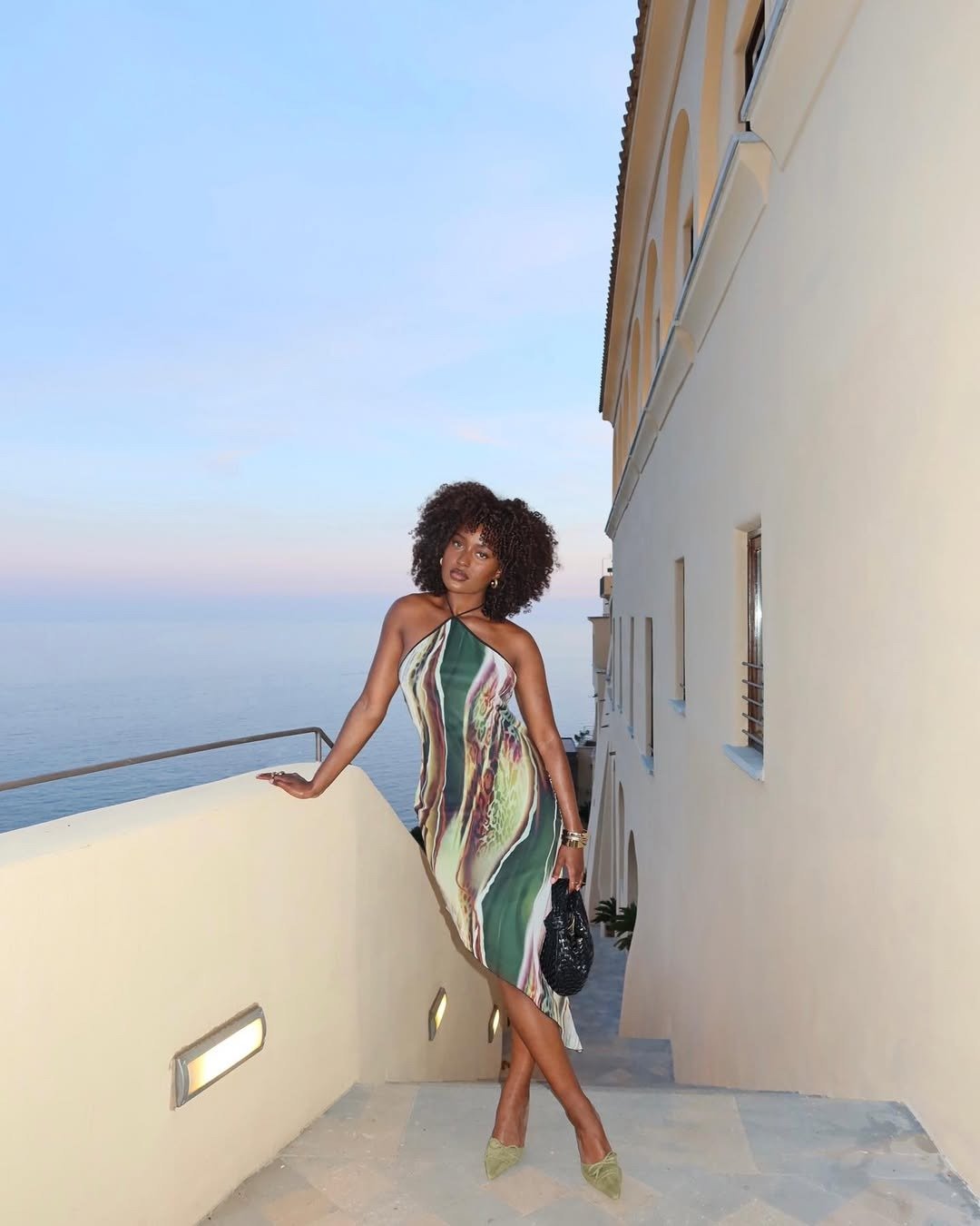 Modelo posa com vestido de verão chique em tecido fluido estampado verde e marrom, vestidos de verão chiques