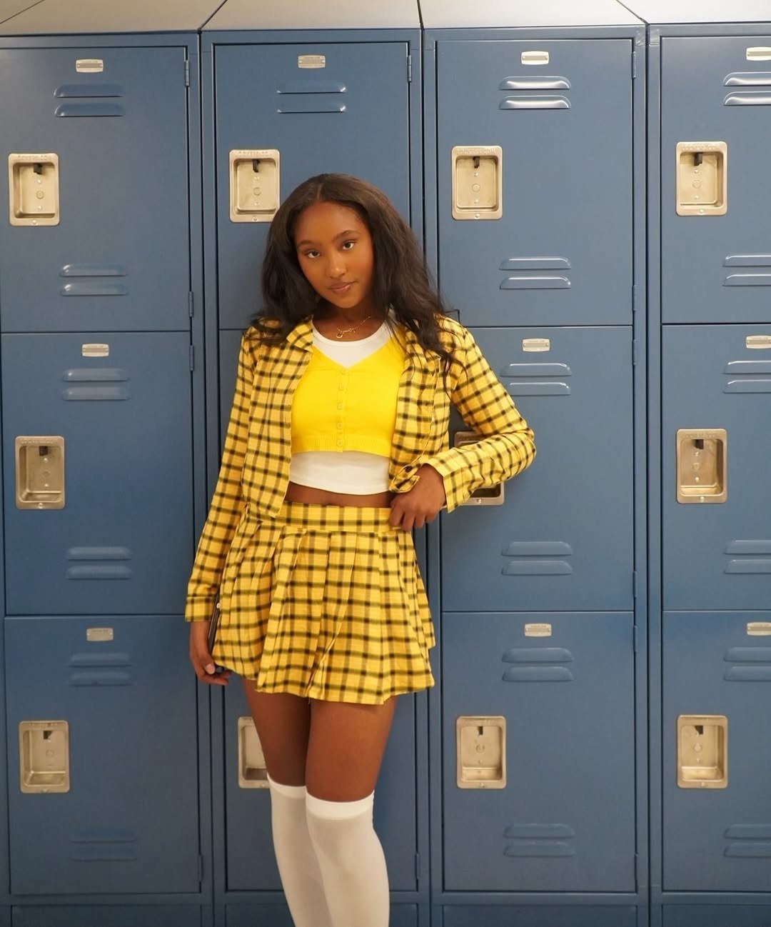 Fantasia de carnaval com conjunto xadrez amarelo em blazer cropped e saia plissada, top amarelo vibrante e meias brancas