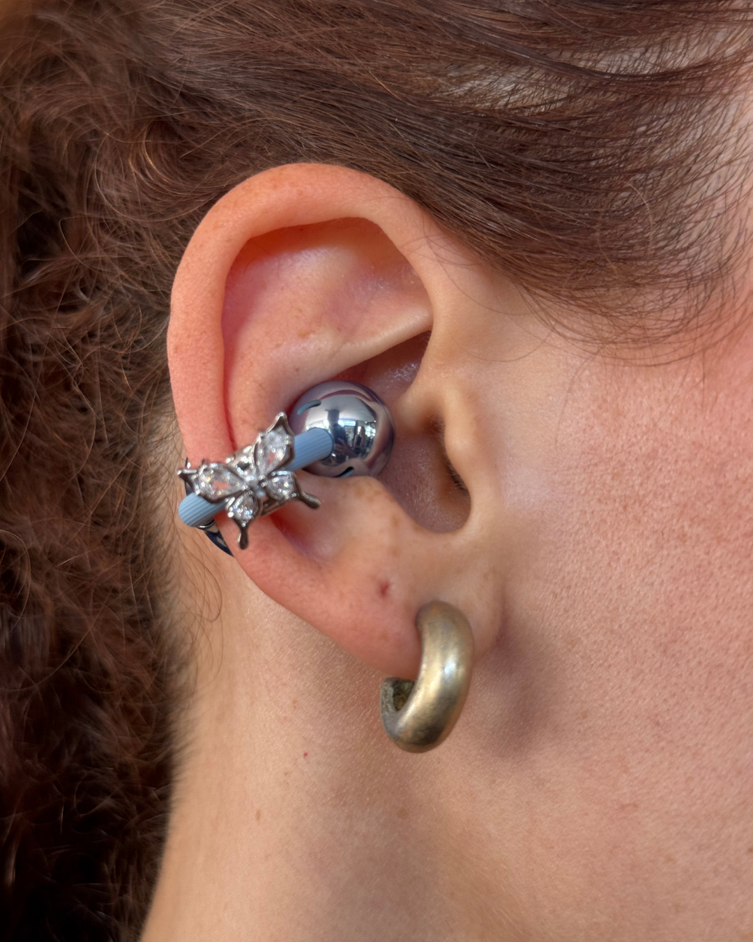 Giovanna Ferrante posa com fone de ouvido sem fio com charm 