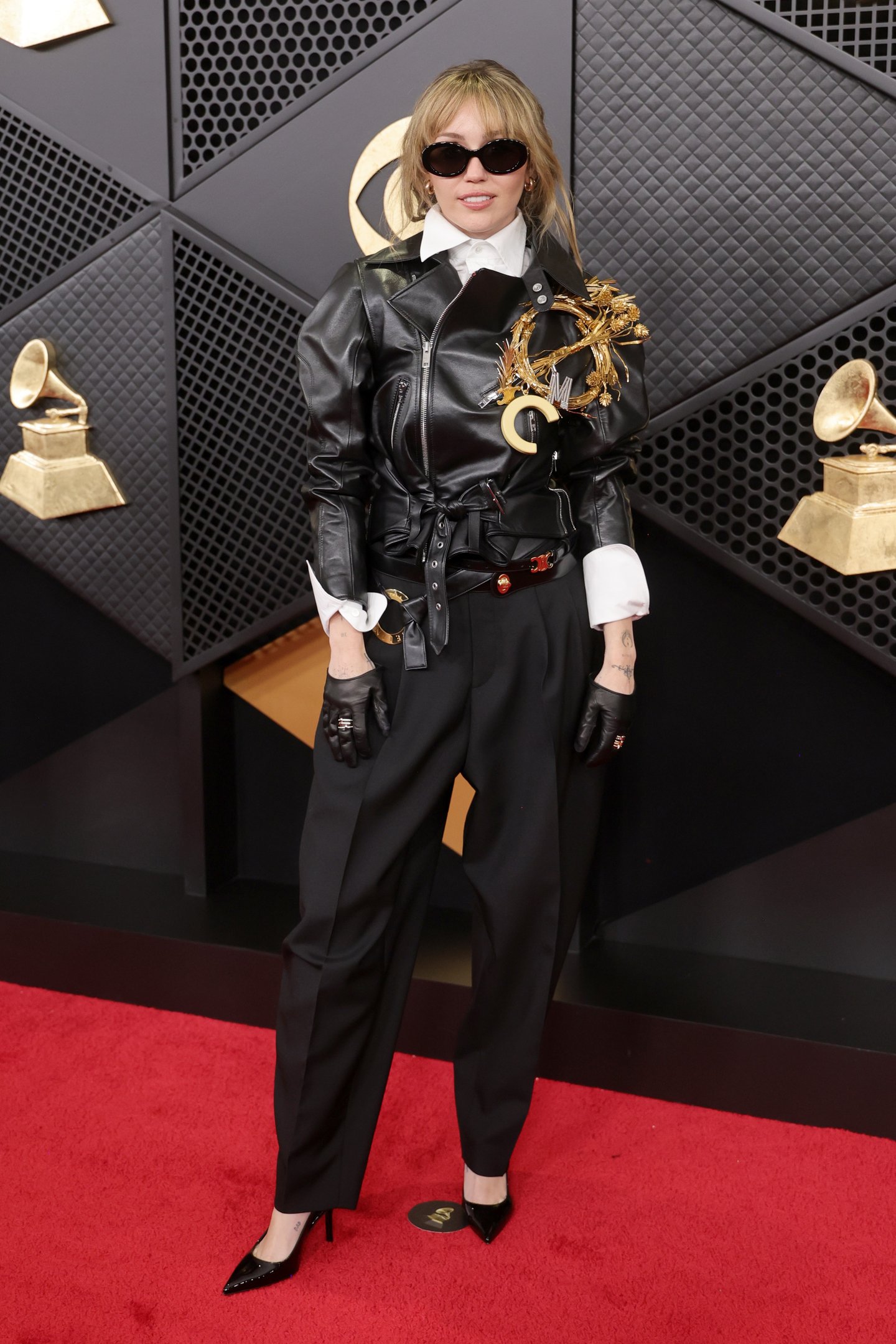 Estilo punk chique no grammy 2026 com jaqueta de couro preta estruturada, calça ampla, camisa branca, luvas e acessórios