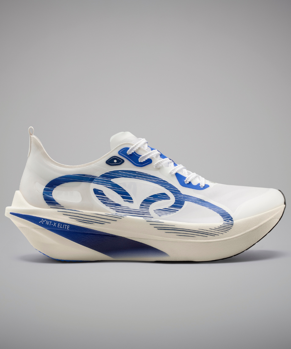 Tênis Olympikus NT-X Elite branco com detalhes em azul, design aerodinâmico e solado robusto para alta performance.