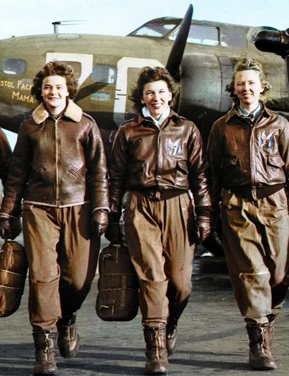 Três mulheres caminham confiantes com jaquetas bomber de camurça marrom, modelagens clássicas e detalhes em gola de pele.