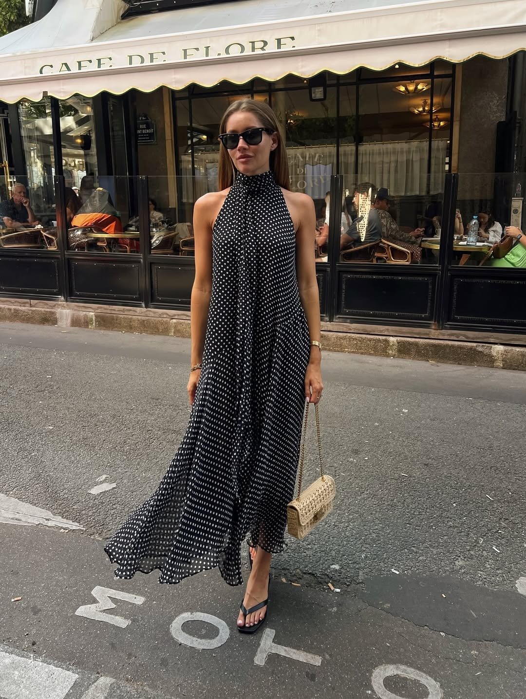 Modelo posa na rua com vestido de verão chique preto de vestidos de verão chiques