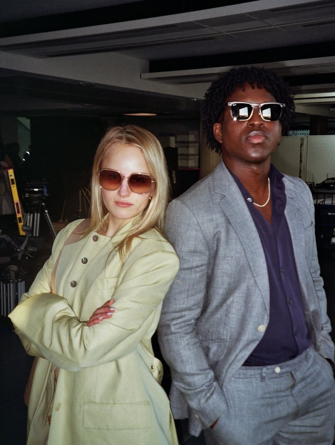 Na quarta temporada de Industry, estilo sofisticado com blazer oversized bege e terno cinza claro, clima confiante e postura