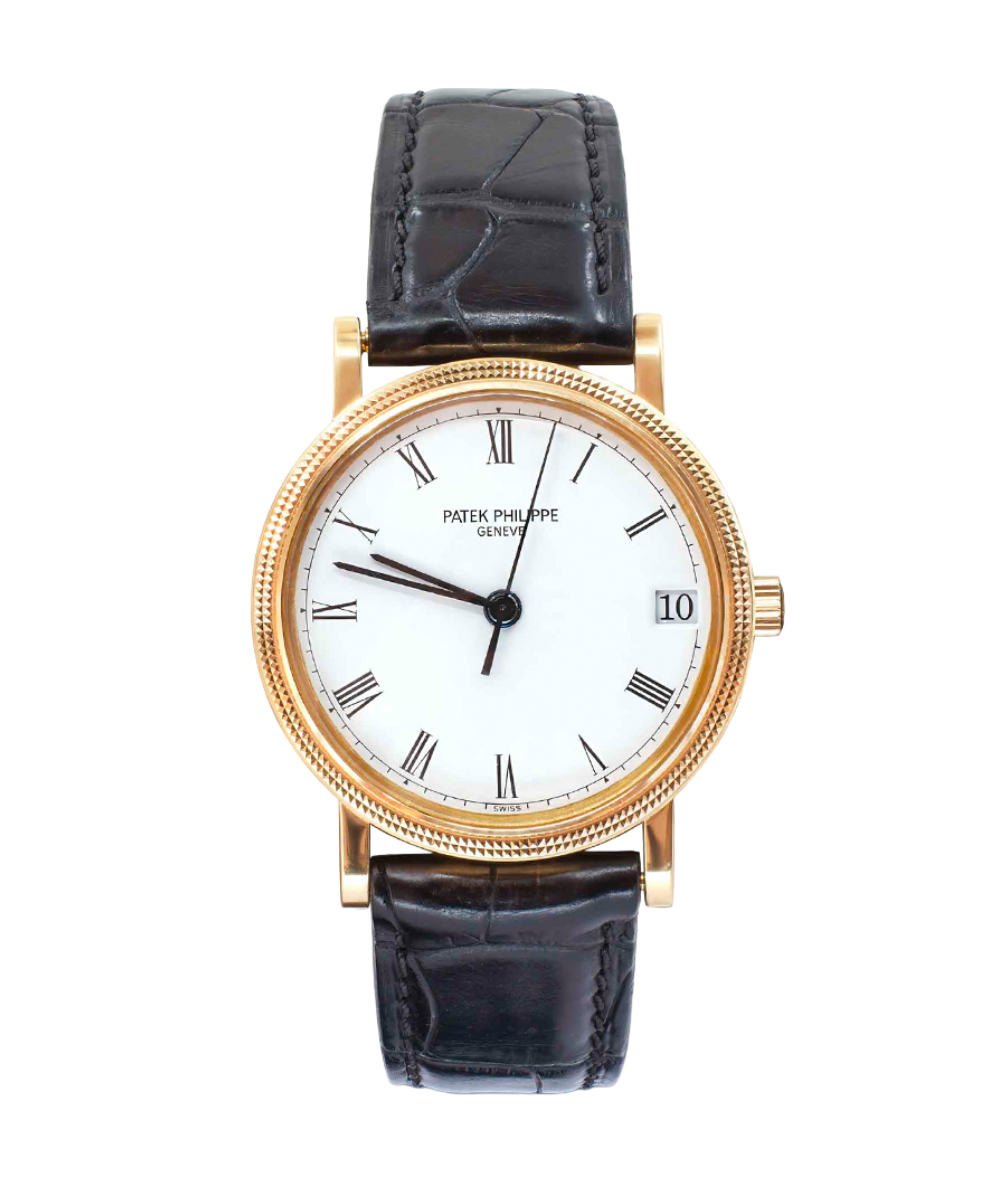 Relógio feminino com caixa dourada texturizada, mostrador branco clássico com números romanos e pulseira preta de couro