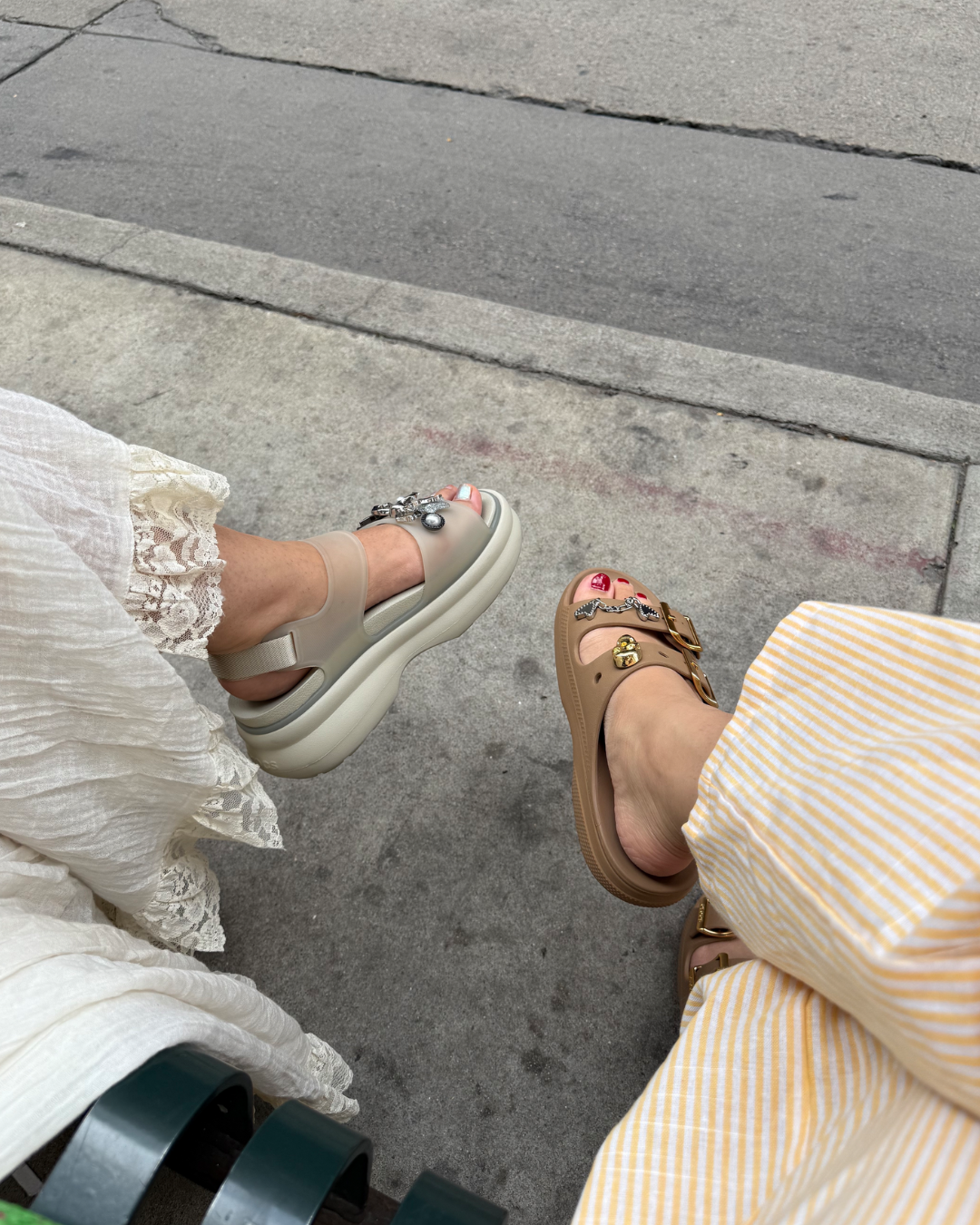 Duas sandálias confortáveis e fashionistas em tons neutros com detalhes metálicos, combinando com vestidos leves e atmosfera!