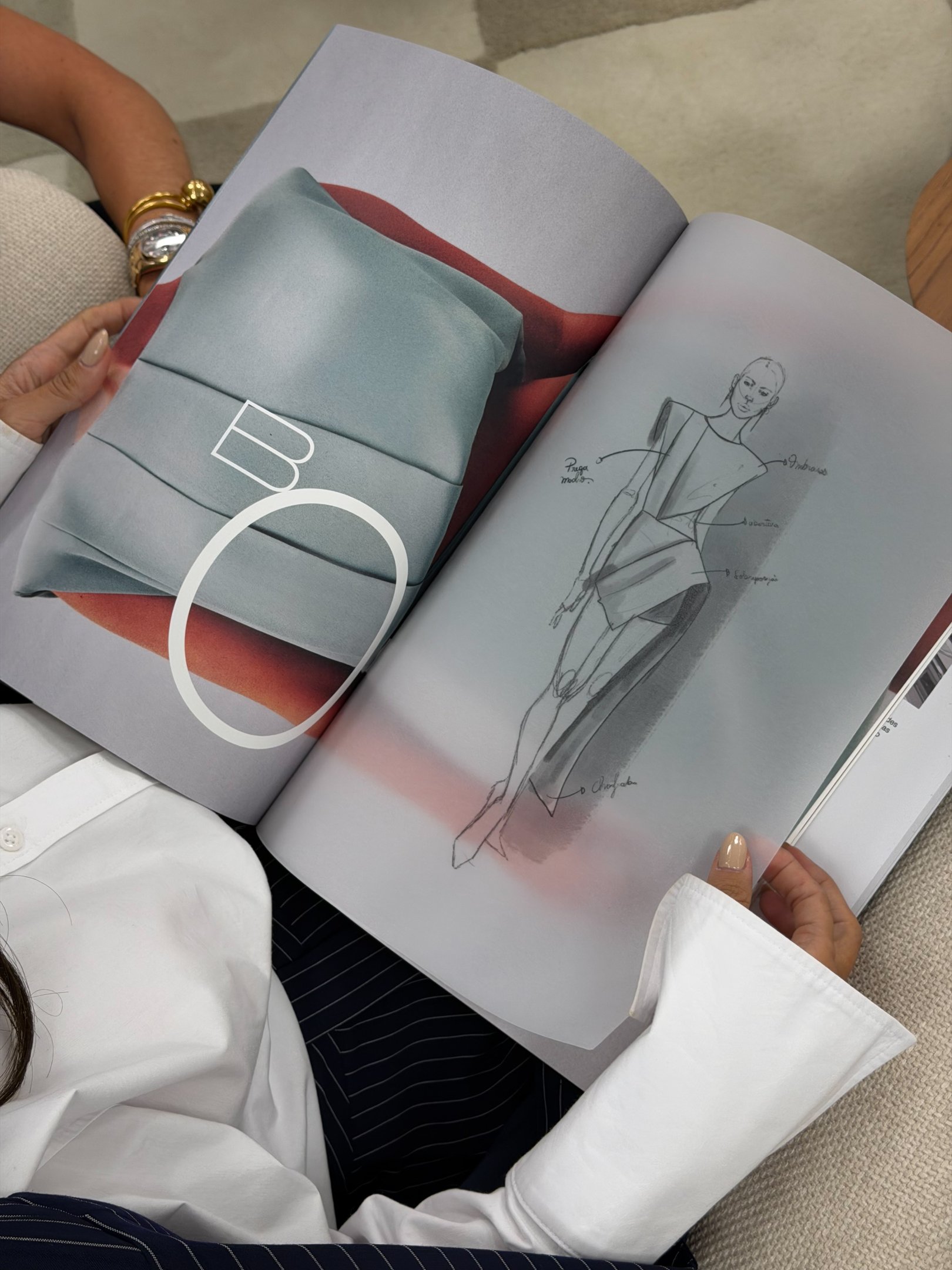 Silvia Braz apresenta croqui de vestido estruturado em tons cinza com modelagem geométrica e detalhes de pregas