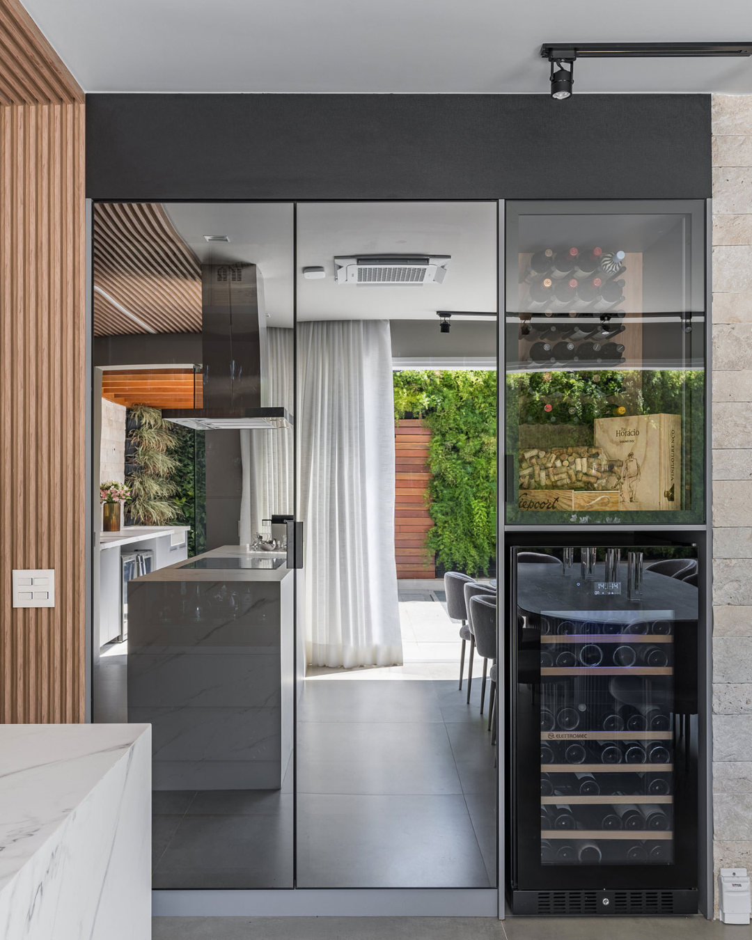 Tendências de arquitetura para cozinha revelam design clean com armários cinza fosco, bancada em mármore branco e detalhes