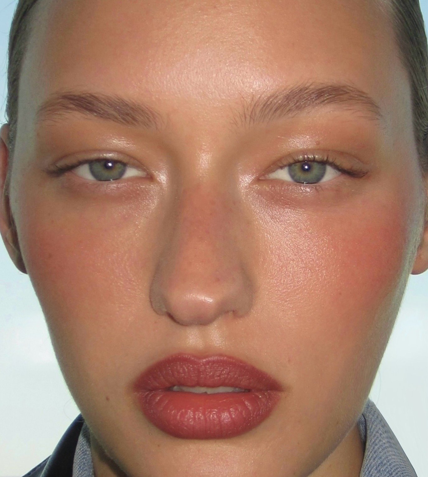 Tendências de maquiagem de 2026 destacam pele natural e luminosa, blush rosado suave e lábios em tom terroso