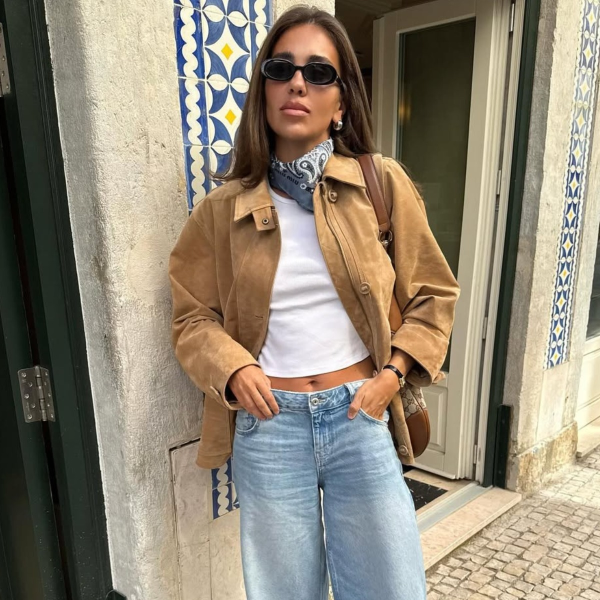 A bandana no pescoço é o que vai elevar seu look básico na mesma hora