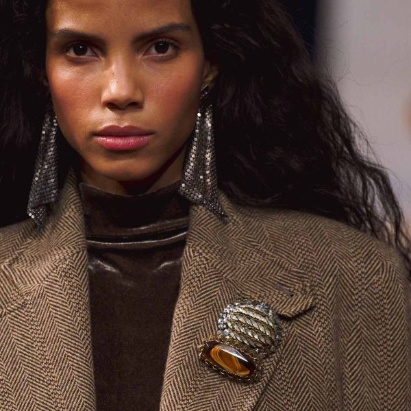 Sim, o broche é o acessório da moda em 2026 — e você vai querer usar