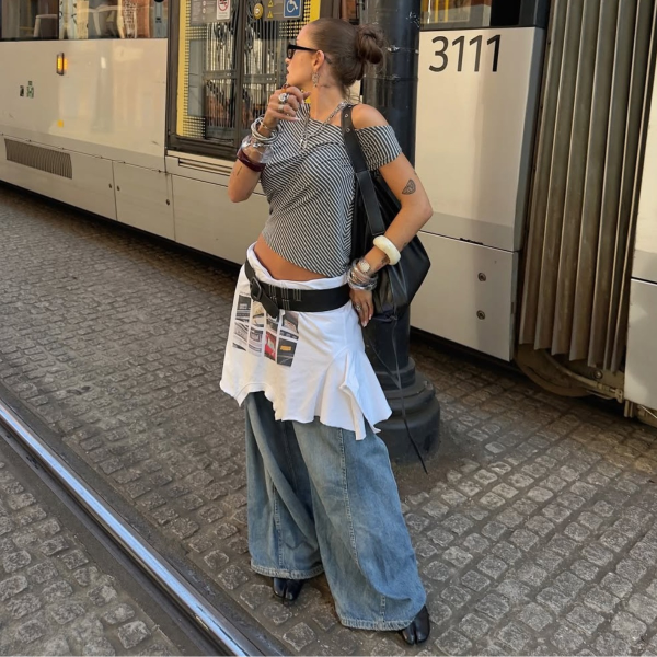 O cinto Y2K está de volta e esse é o truque para usá-lo da forma correta