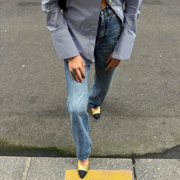 É assim que as fashionistas estão usando jeans e sapatilha em 2026
