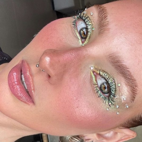 Maquiagem de carnaval: 15 ideias de make com strass para arrasar