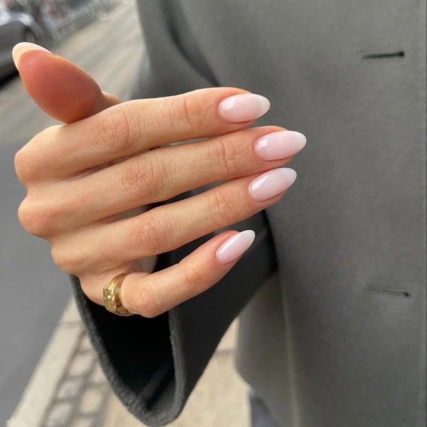 Milky nails são as unhas mais chiques do momento e podemos provar