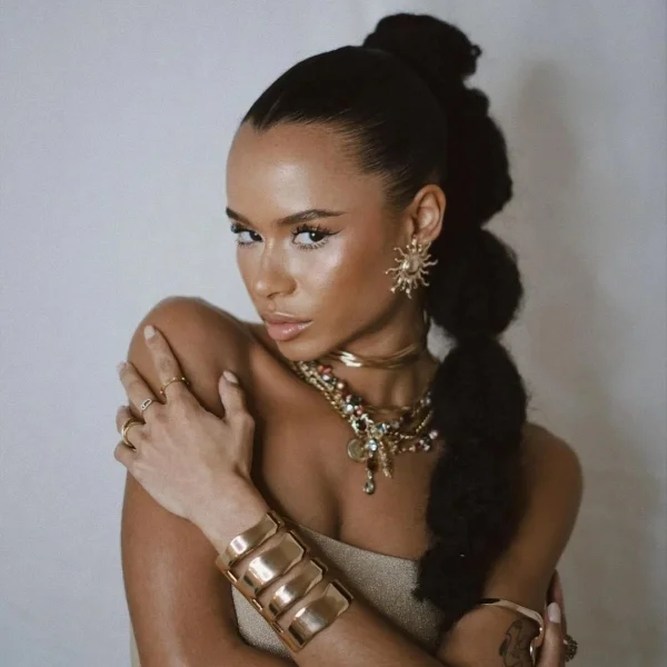 9 penteados para o Carnaval em cabelos cacheados