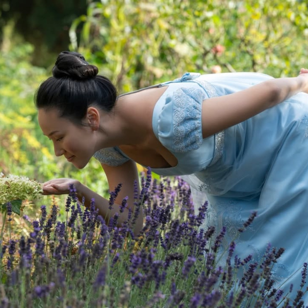 Esses perfumes florais e chiques são a cara da Sophie Baek, de ‘Bridgerton’