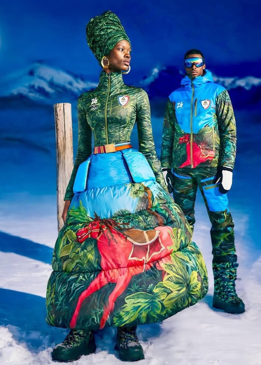 Modelos posam em roupas acolchoadas com estampas vibrantes de cavalos vermelhos e folhagens verdes.