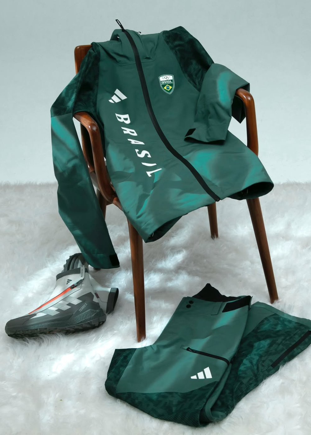 Conjunto verde escuro com jaqueta e calça técnicas. Uniforme do Brasil para os Jogos Olímpicos de Inverno 2026.