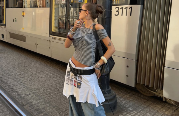 STEAL THE LOOK - TENDÊNCIAS - O cinto Y2K está de volta e esse é o truque para usá-lo da forma correta