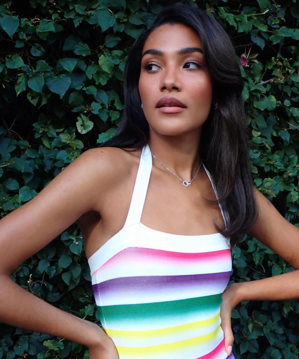 Olivia Dean posa com escova modelada em cabelo longa.