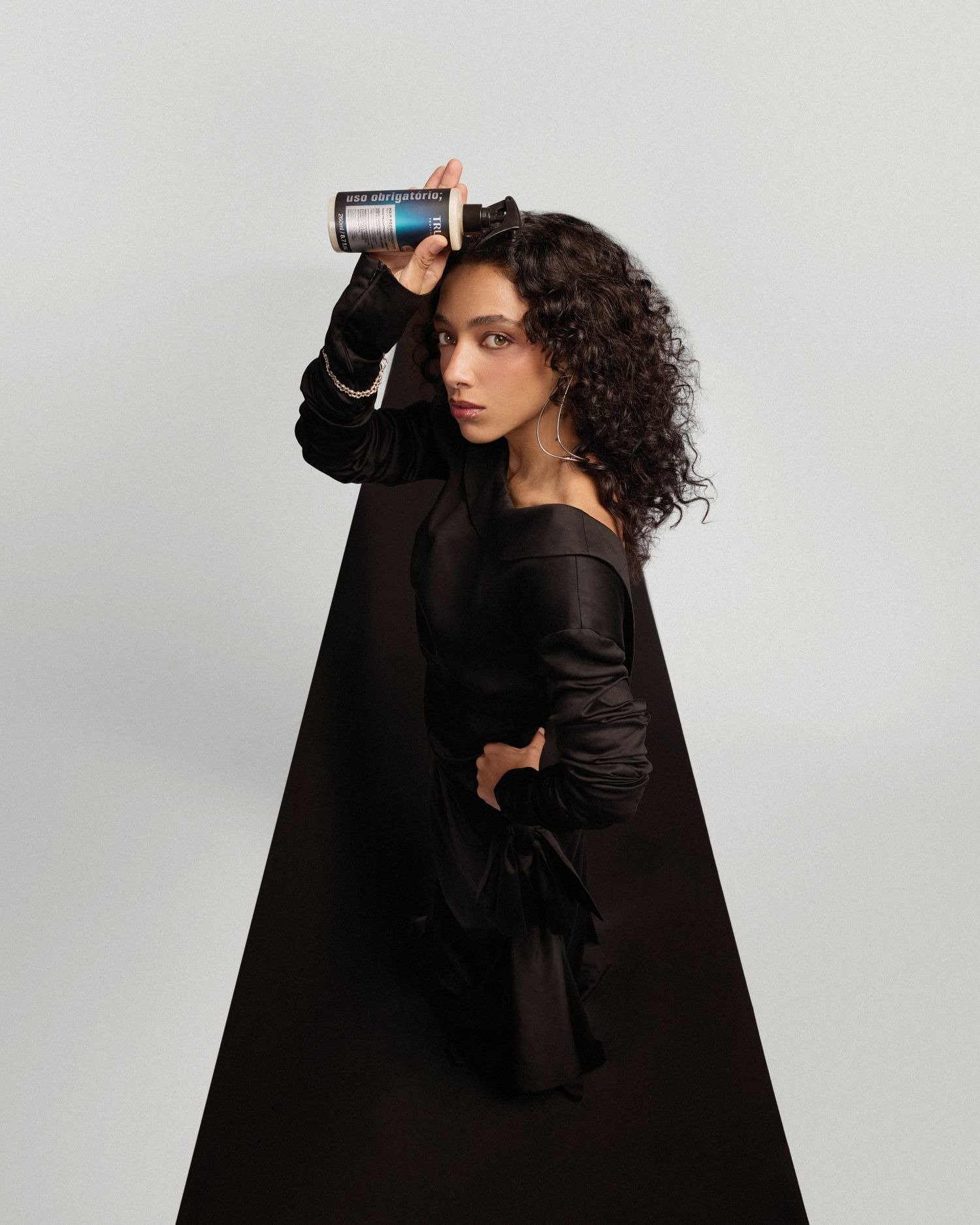 Veja como ficou a transformação de Alice Carvalho e Gabriel Leone para celebrar o cinema brasileiro na temporada de