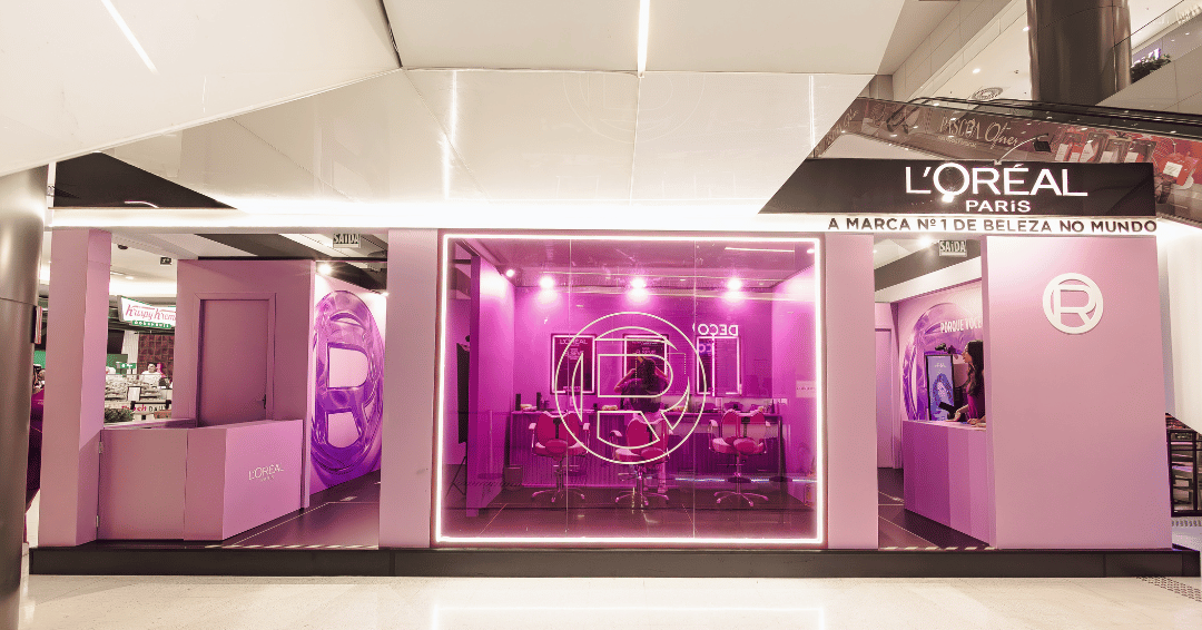 Espaço futurista da beleza em rosa neon e branco com vidro, luzes e salão moderno;