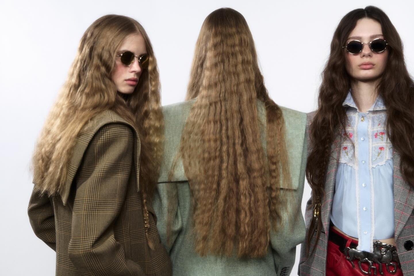 Modelos posam com peças Chloé em tons terrosos e pastel, combinando blazers oversized, camisa bordada e acessórios vintage,