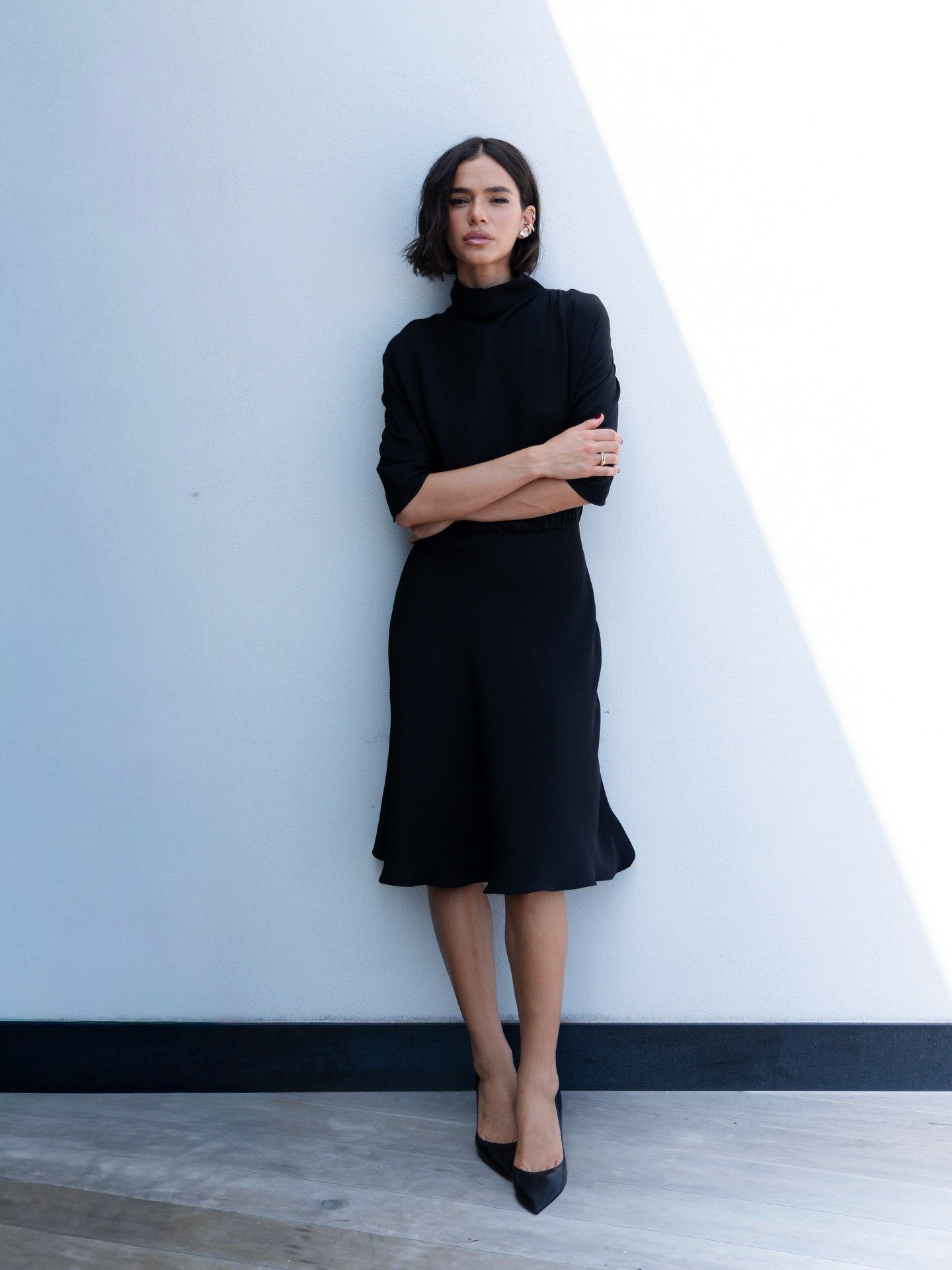 Bruna Marquezine de braços cruzados e cabelo curto