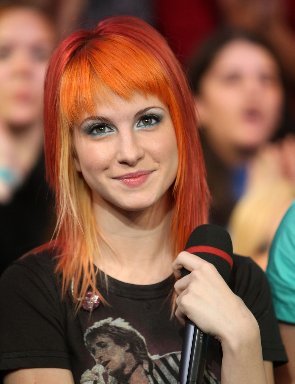 Cabelos mais icônicos das famosas ganham destaque com corte assimétrico e coloração vibrante em tons de laranja e vermelho.