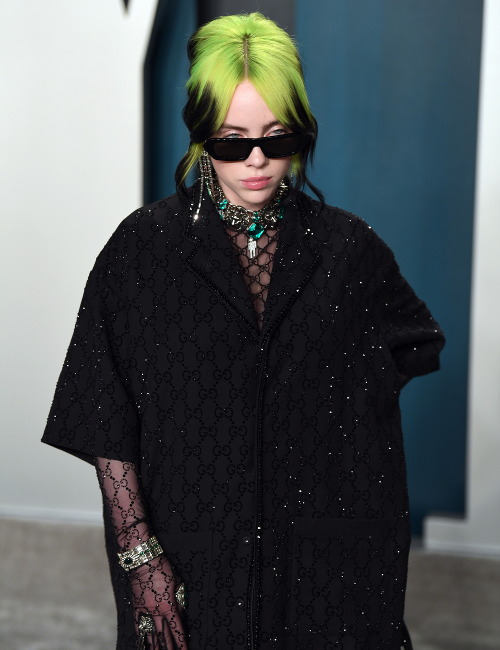 Cabelos mais icônicos das famosas ganham destaque com raiz preta e mechas verde-limão vibrantes.