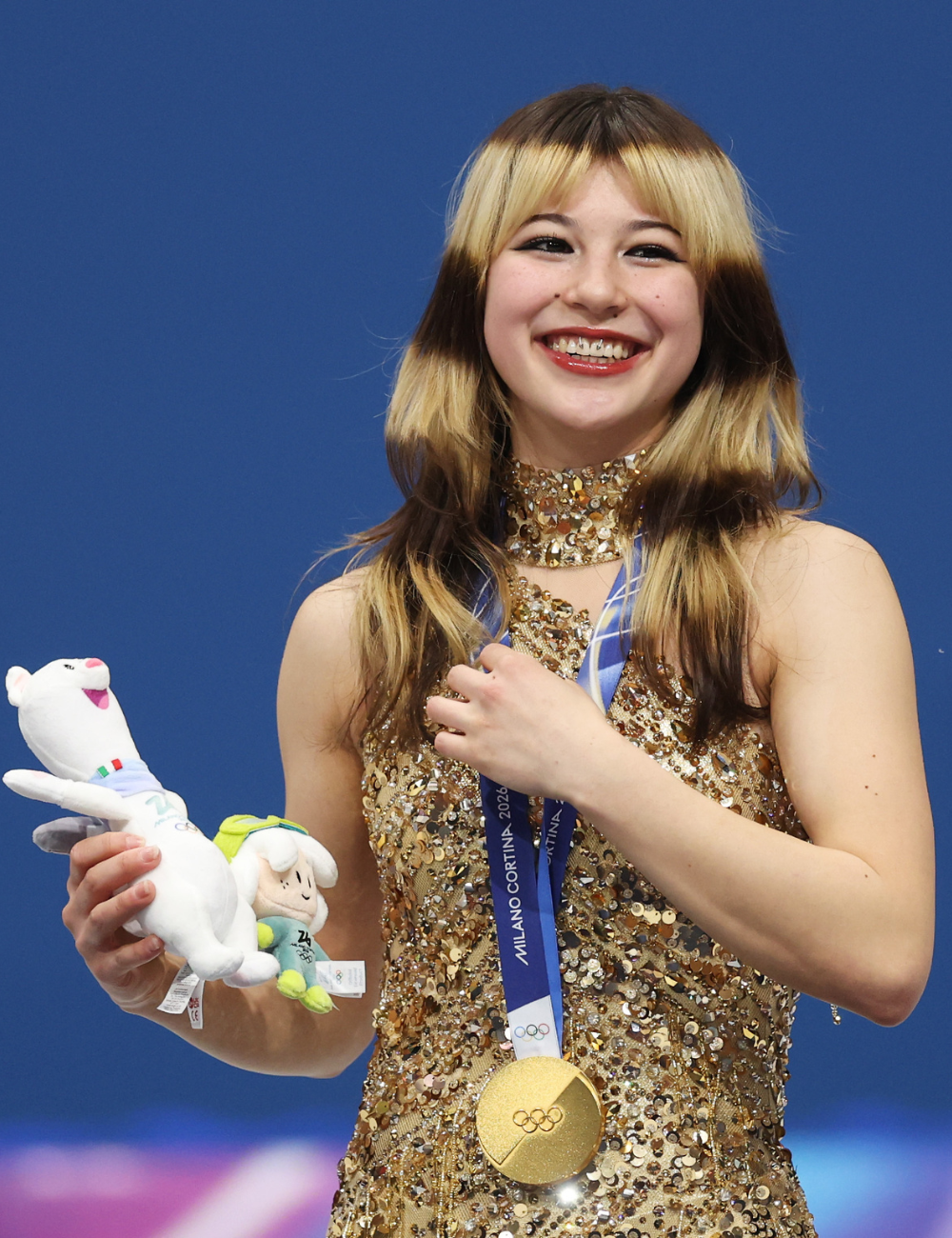 Cabelos mais icônicos das famosas com corte shag bicolor em tons castanho e loiro, combinando estilo ousado e sorriso.