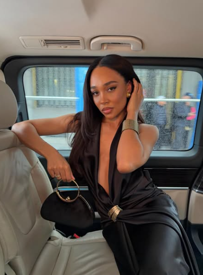 eau de parfum vs. eau de toilette: modelo posa em vestido preto acetinado de decote profundo, clima sofisticado no carro