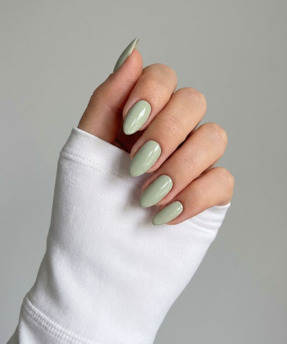 Como fazer o esmalte durar mais com unhas amendoadas verde-menta brilhante e manga branca em clima clean elegante