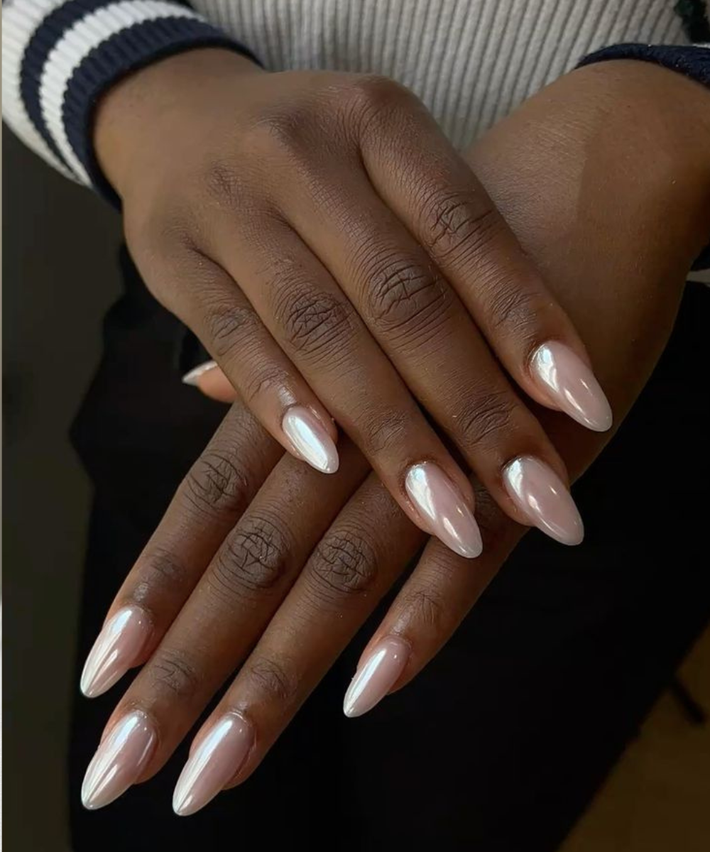 Como fazer o esmalte durar mais com unhas almond peroladas em nude rosado e tricô canelado branco, clima elegante.