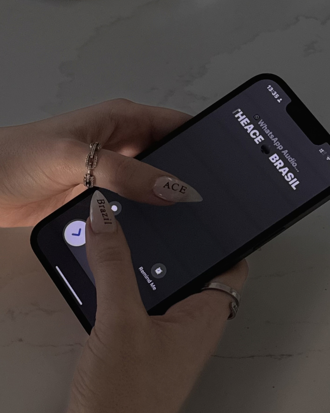 celular representando a creator economy