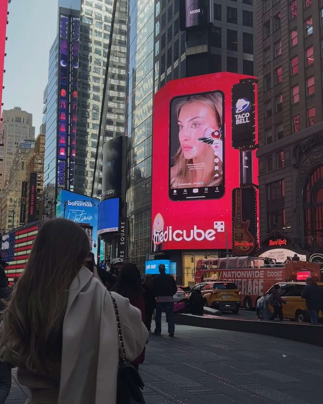 outdoor na rua representando a creator economy