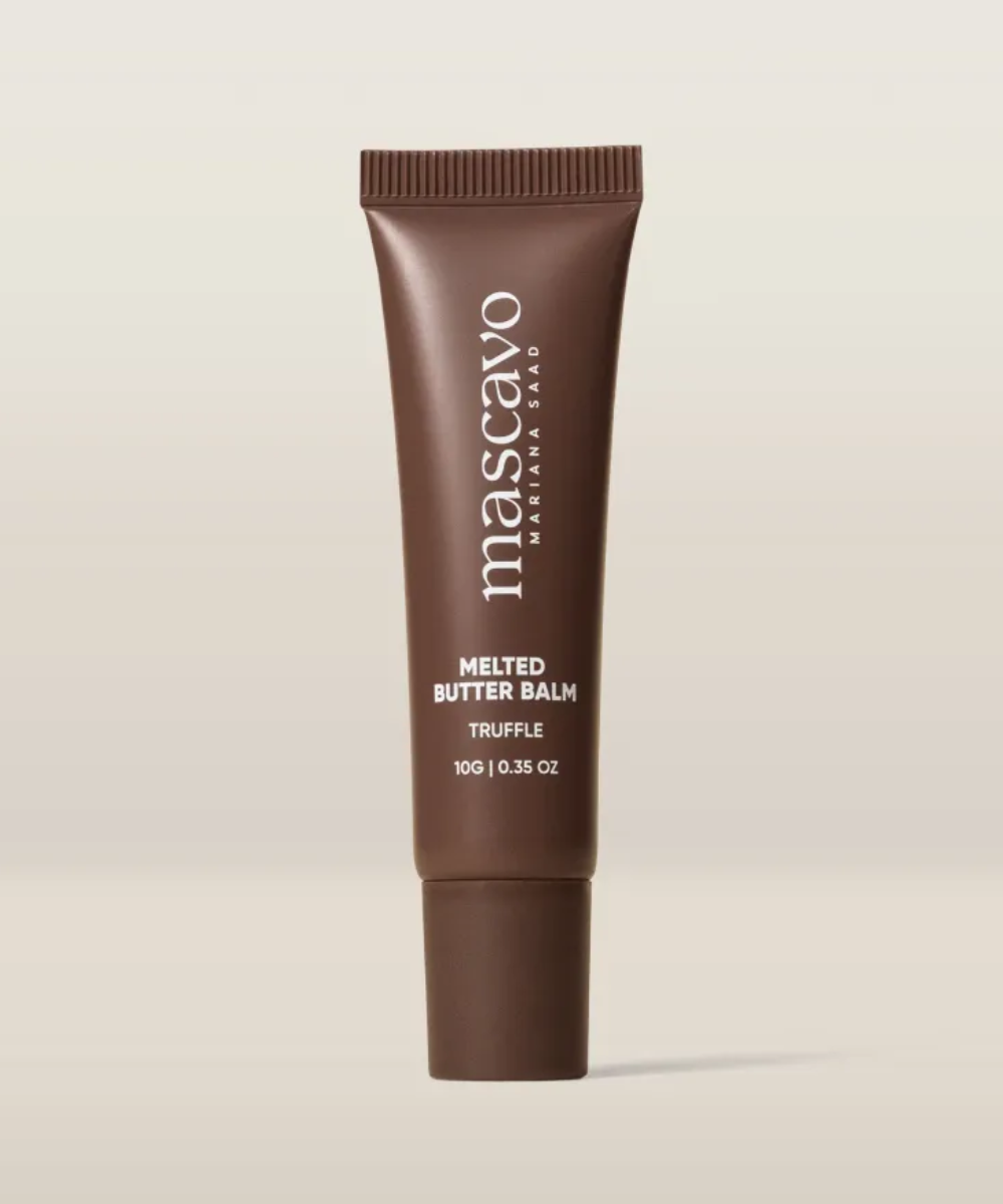 Gloss de chocolate em bisnaga marrom minimalista sobre fundo bege. Texto: mascavo MARIANA SAAD MELTED BUTTER BALM TRUFFLE