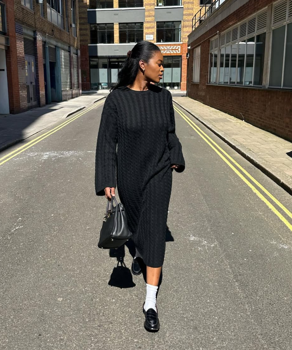 Que tipo de sapato usar com vestido soltinho: modelo posa com loafer preto e meia branca, look urbano sóbrio.