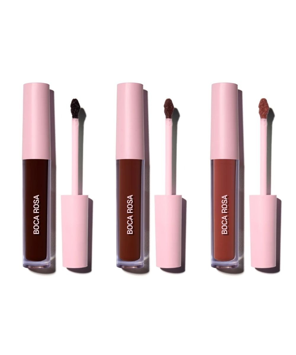 Gloss de chocolate em três tons com embalagem rosa e aplicador aveludado sobre fundo branco. Texto: BOCA ROSA