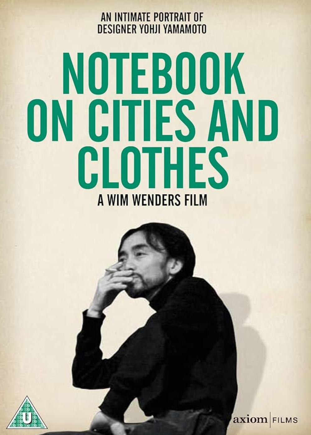 Cartaz de documentários de moda destaca estilista em preto com gola alta, expressão pensativa e texto em verd.