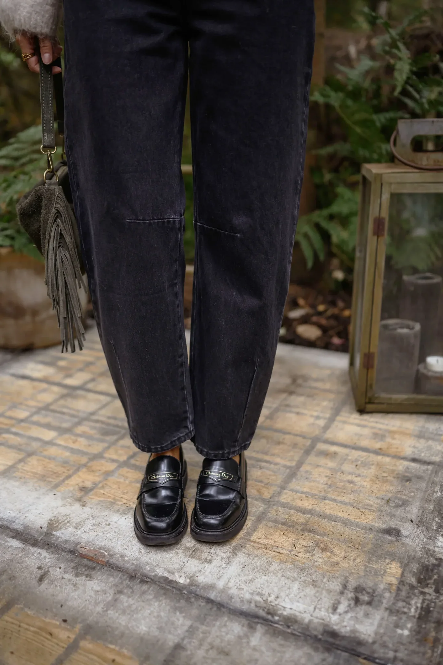 Calça Barrel preta com mocassim preto