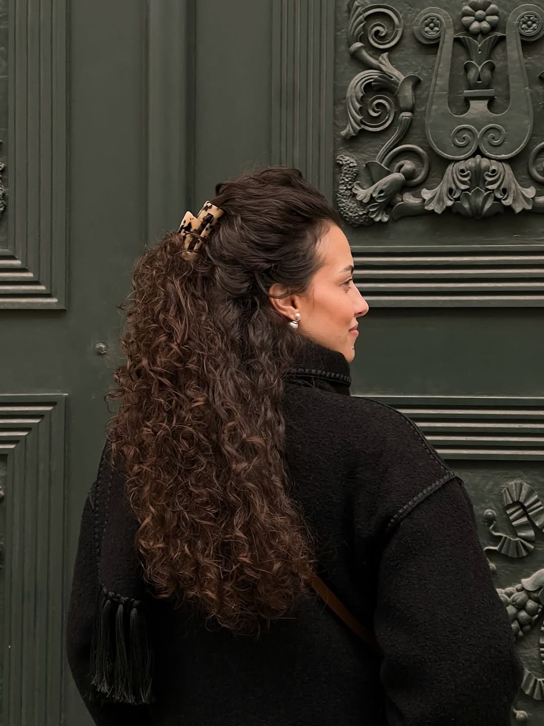 influenciadora posando para a câmera representando os melhores cremes de nutrição para cabelos cacheados