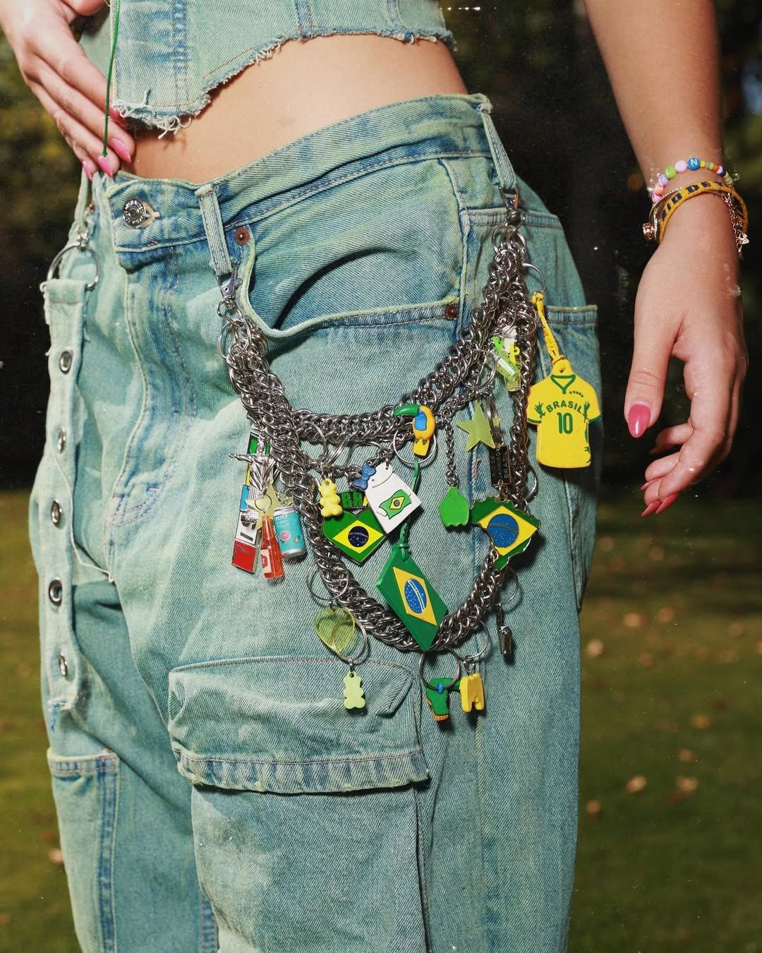 Looks nada óbvios para a copa com jeans cargo claro, correntes e pingentes verde-amarelos em clima divertido e ousado