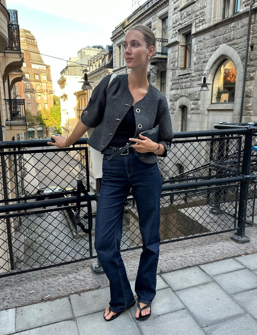 O que é calça boot cut: modelo justo que começa a abrir a partir do joelho, criando um espaço para botas.