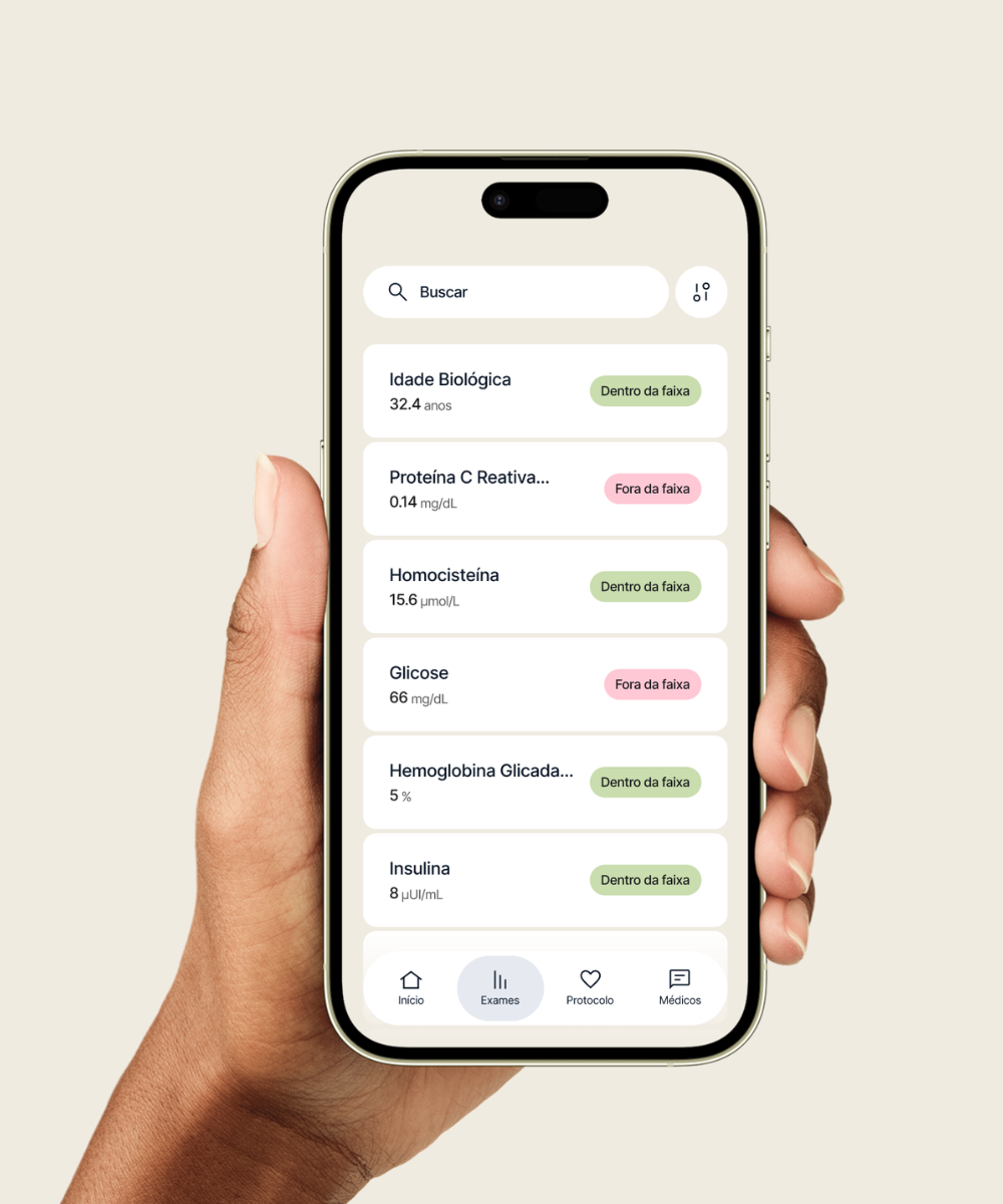 Plataforma de saúde em smartphone preto na mão, interface clean bege e branca. Texto: Buscar Início Exames Protocolo Médicos