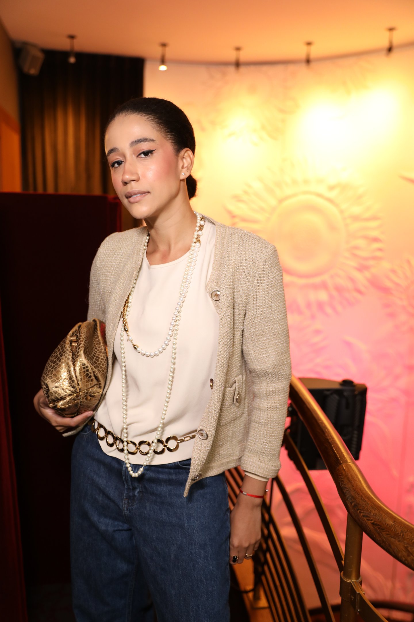 Celebs exibem estilo clássico com blazer bege texturizado, blusa creme, jeans largos, acessórios em pérolas e clutch