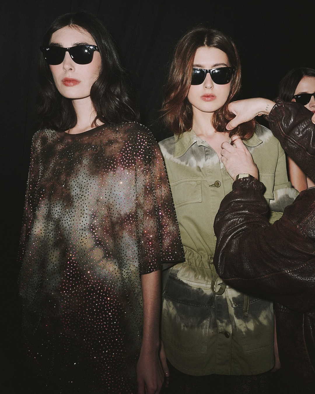 Modelos com looks em tons terrosos e verdes, transparência com brilho e jaqueta utilitária - tendências de moda 2026